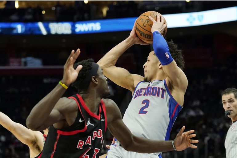 Pistons se apoyan en suplentes para doblegar a Raptors