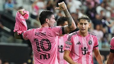 El argentino Rodrigo de Paul, del Inter Miami, muestra la camiseta de su compatriota y compañero Lionel Messi tras anotar ante Monterrey en la Leagues Cup, el sábado 8 de agosto de 2026. Messi no jugó el encuentro por el deceso de su padre (AP Foto/Lynne Sladky)