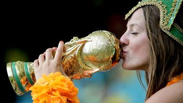 americateve | Una seguidora de Holanda besa una r&eacute;plica de la Copa del Mundo antes del partido entre la selecci&oacute;n de su pa&iacute;s y Costa Rica, el s&aacute;bado 5 de julio de 2014, en Salvador, Brasil (AP Foto/Felipe Dana)