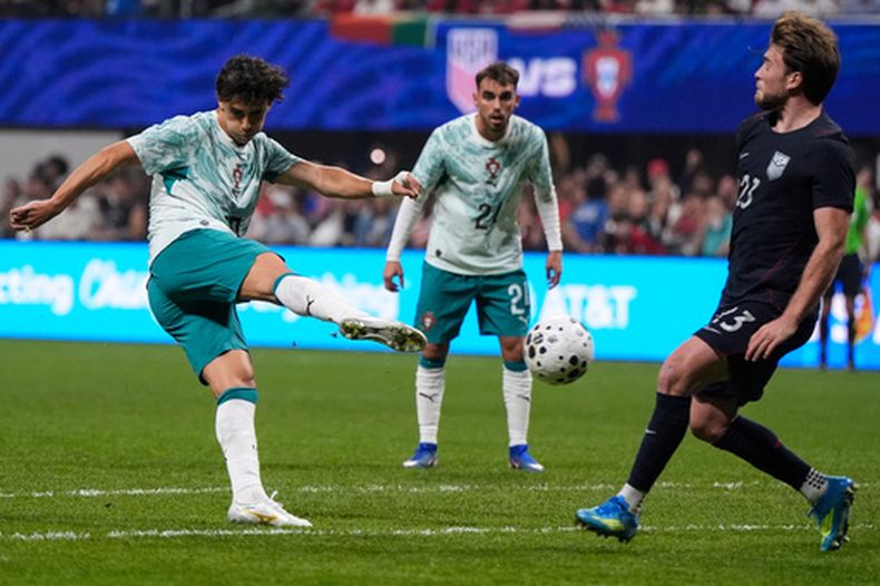 Joao Felix, de la selección de Portugal, anota un tanto frente a Estados Unidos, durante un encuentro amistoso realizado el martes 31 de marzo de 2026 en Atlanta (AP Foto/Mike Stewart)