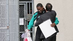 El ex wide receiver estrella de la NFL, Antonio Brown, a la izquierda, saluda a su abogado Mark Russell Eiglarsh, a la derecha, después de ser liberado del Turner Guilford Knight Correctional Center, el jueves 13 de noviembre de 2025, en Miami. (AP Photo/Lynne Sladky)