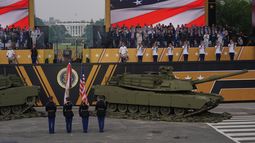 El Himno Nacional de Estados Unidos suena mientras el presidente Donald Trump asiste al desfile militar para conmemorar el 250 aniversario del Ejército, que coincide con su 79no cumpleaños, el sábado 14 de junio de 2025, en Washington. (AP Foto/Julia Demaree Nikhinson)
