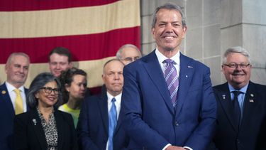 El gobernador de Nebraska Jim Pillen sonríe tras firmar la ley LB574, el lunes 22 de mayo de 2023, en Lincoln, Nebraska. (Justin Wan/Lincoln Journal Star vía AP)
