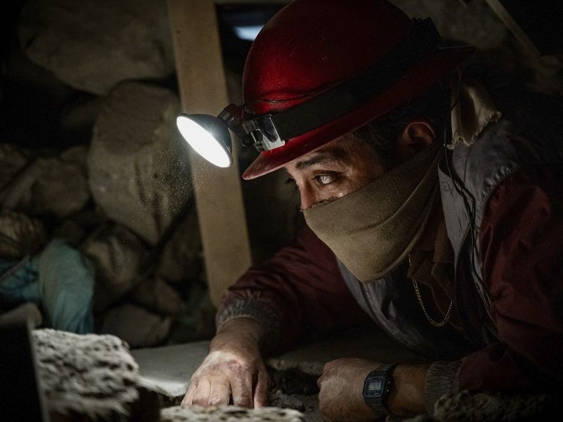 Esta imagen difundida por Prime Video muestra a Fernando Peña en una escena de la serie Cada minuto cuenta. (Prime Video via AP)