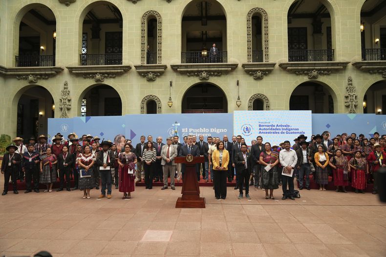 El presidente de Guatemala, Bernardo Arévalo, en una conferencia de prensa con líderes indígenas sobre la detención del viceministro de Desarrollo y Sostenibilidad Luis Pacheco, en Ciudad de Guatemala, el martes 29 de abril de 2025. (AP Foto/Moisés Castillo)