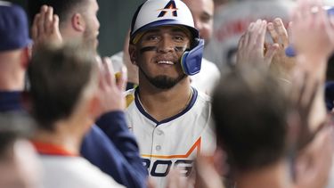 Isaac Paredes de los Astros de Houston celebra en el dugout después de batear un jonrón contra los Guardianes de Cleveland durante la quinta entrada de un partido de béisbol el lunes 7 de julio de 2025, en Houston. (AP Photo/David J. Phillip)