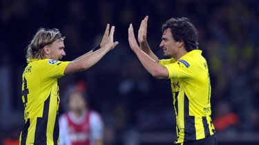 americateve | Los zagueros de Borussia Dortmund, Marcel Schmelzer, izquierda, y Mats Hummels, festejan tras ganar un partido por la Liga de Campeones el 18 de septiembre de 2012, en Dortmund, Alemania.(AP Photo/dpa,Federico Gambarini,File)