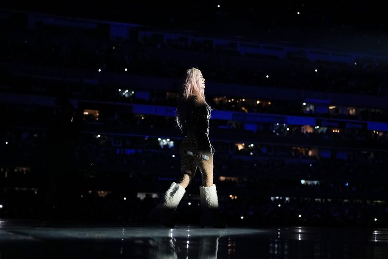 Karol G durante un concierto de su gira Mañana será bonito en el Estadio Azteca de la Ciudad de México el jueves 8 de febrero de 2024. (Foto AP/Eduardo Verdugo)