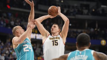 Jokic firma otro triple-doble y Nuggets vence a Hornets