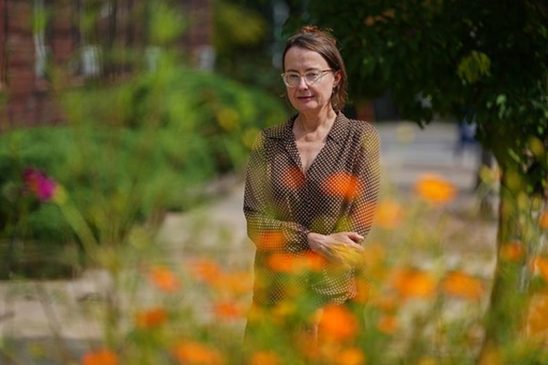 Emily Wilson, profesora de estudios clásicos de la Universidad de Pensilvania, posa para una fotografía en Filadelfia el miércoles 26 de agosto de 2026. (Foto AP/Matt Rourke)
