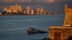 Activistas ondean banderas cubanas y palestinas desde el buque Maguro, que llega desde México con ayuda humanitaria como parte del Convoy Nuestra América, en la Bahía de La Habana, Cuba, martes 24 de marzo de 2026. (Foto AP/Ramón Espinosa)