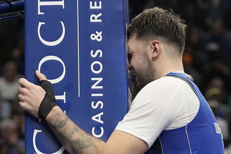 Luka Doncic de los Mavericks de Dallas durante el partido contra el Thunder de Oklahoma City, el sábado 2 de diciembre de 2023, en Dallas. (AP Foto/LM Otero)