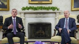 El presidente de la Cámara de Representantes, Kevin McCarthy,, izquierda, habla en reunión con el presidente Joe Biden sobre el tope de endeudamiento en la Oficina Oval de la Casa Blanca, Washington, 22 de mayo de 2023. (AP Foto/Alex Brandon)
