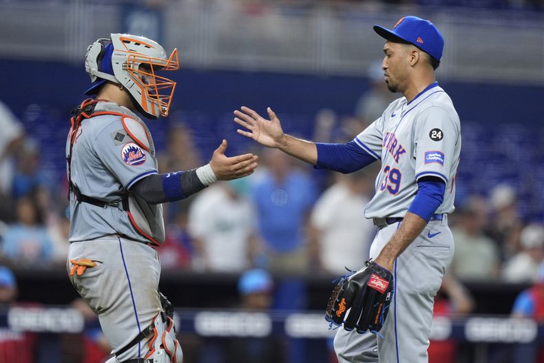 El receptor de los Mets de Nueva York, Francisco Álvarez, a la izquierda, y el lanzador Edwin Díaz (39) celebran después de que los Mets vencieron 1-0 a los Marlins de Miami, el sábado 20 de julio de 2024, en Miami. (AP Foto/Wilfredo Lee)