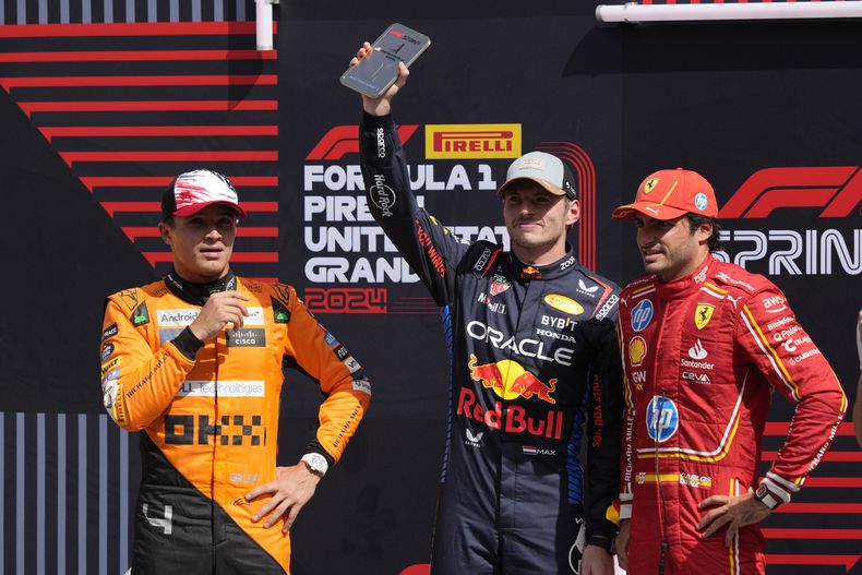 Max Verstappen, piloto de Red Bull, junto a Lando Norris de McLaren y Carlos Sainz de Ferrari tras ganar la carrera sprint del Gran Premio de Estados Unidos el sábado 19 de octubre del 2024. (AP Foto/Eric Gay)
