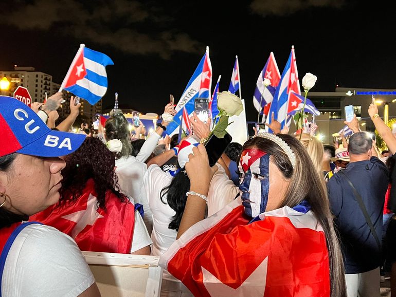 Cientos de cubanos esta noche desde el Versailles continuan pidiendo por una Cuba libre 