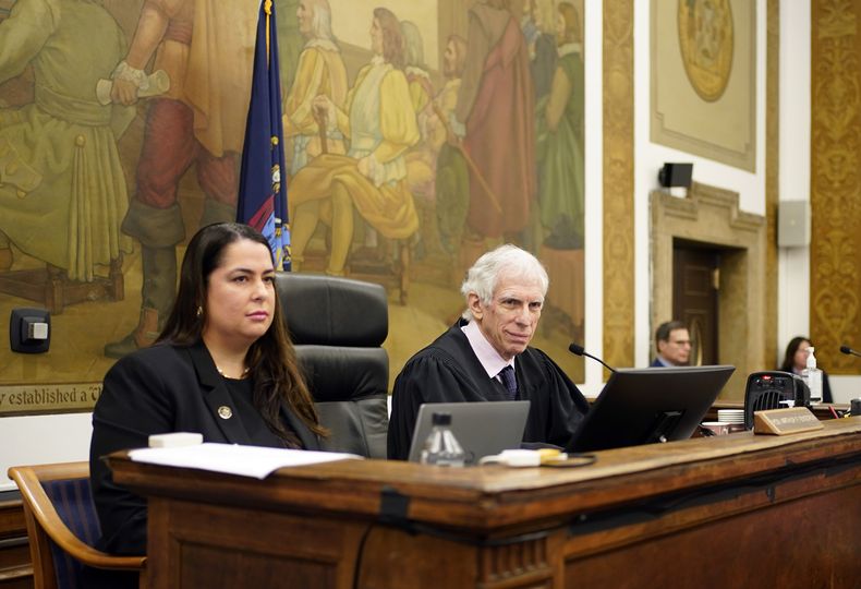 ARCHIVO - El juez Arthur Engoron y la principal asistente jurídica Allison Greenfield durante el juicio civil por fraude del expresidente Donald Trump en la Corte Suprema de Nueva York, el 17 de octubre de 2023, en Nueva York. (AP Foto/Seth Wenig, Pool, Archivo)
