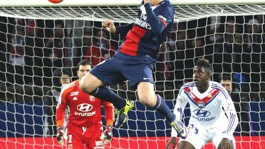 americateve | El sueco Zlatan Ibrahimovic, del Paris Saint Germain, se eleva para cabecear un bal&oacute;n ante el portero del Lyon Remy Vercoutre mientras Samuel Um Titti lo observa durante un partido de la liga francesa, el domingo 1 de diciembre de 2013, en el estad