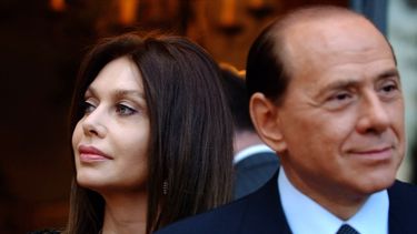 americateve | En esta fotograf&iacute;a de archivo del viernes 24 de junio de 2004, el primer ministro italiano Silvio Berlusconi, derecha, y su esposa Veronica Lario aguardan la llegada del presidente estadounidense George W. Bush y la primera dama Laura Bush en la re
