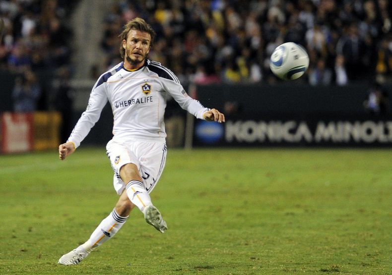 ARCHIVO - Foto del 14 de noviembre del 2010, el mediocampista del LA Galaxy David Beckham patea el balón durante el encuentro de Finales de la Conferencia Oeste ante el FC Dallas. (AP Foto/Mark J. Terrill, Archivo)