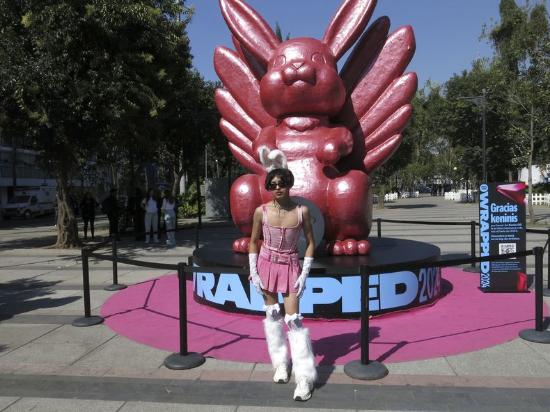 El fan Yovany Reyes posa frente a un conejo para celebrar el segundo año consecutivo de Kenia Os como la artista femenina mexicana más escuchada de Spotify en el año el jueves 5 de diciembre de 2024, en la Ciudad de México. (Foto AP/Berenice Bautista)