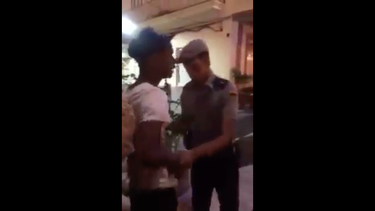 joven suplica a  policia que no le ponga las esposas