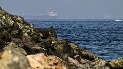 El Golfo de Omán cerca del Estrecho de Ormuz, visto desde Khor Fakkan, Emiratos Árabes Unidos, el 1 de mayo del 2026. (AP foto/Fatima Shbair)