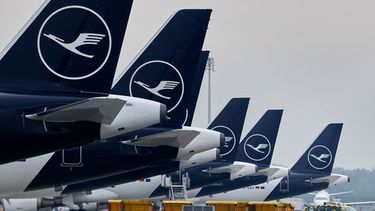 ARCHIVO - Aviones de Lufthansa, estacionados en un aeropuerto en Múnich, Alemania, el 13 de abril de 2026. (AP Foto/Matthias Schrader, archivo)