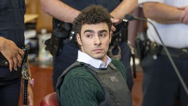 luigi mangione solicita un computador laptop en prision para preparar su defensa