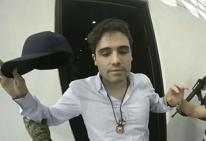 ARCHIVO – En esta imagen, tomada de un video y proporcionada por el gobierno mexicano, aparece Ovidio Guzmán López --hijo del narcotraficante Joaquín El Chapo Guzmán-- al ser detenido el 17 de octubre de 2019, en Culiacán, México. (CEPROPIE vía AP - Archivo)