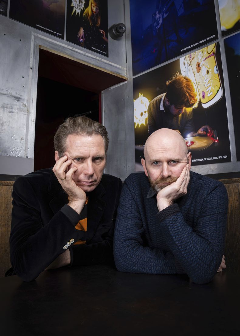 Alex Kapranos, izquierda, y Bob Hardy de Franz Ferdinand posan el jueves 28 de noviembre de 2024 en Londres. (Foto Scott A Garfitt/Invision/AP)
