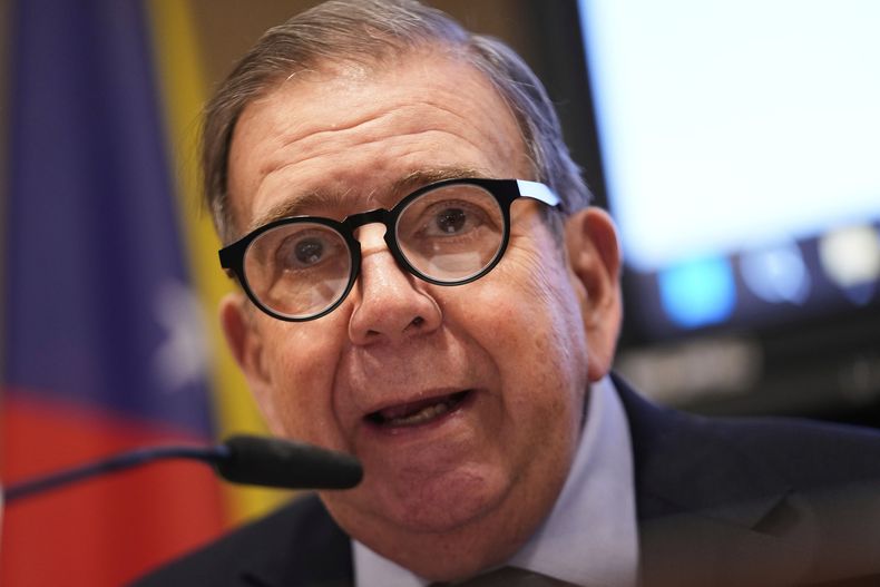 El excandidato presidencial opositor Edmundo González en una conferencia de prensa en el centro de Madrid, España, el martes 10 de diciembre de 2024. (AP Foto/Bernat Armangué)