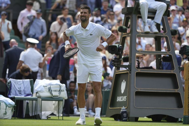 Novak Djokovic de Serbia reacciona después de vencer a Daniel Evans de Gran Bretaña durante su partido individual masculino de segunda ronda en el Campeonato de Tenis de Wimbledon en Londres, el jueves 3 de julio de 2025. (AP Photo/Alastair Grant)