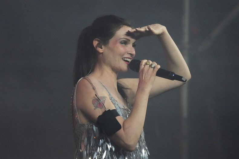La cantante británica Sophie Ellis-Bextor durante su concierto en el Corona Capital en la Ciudad de México el domingo 17 de noviembre de 2024. (Foto AP/Eduardo Verdugo)