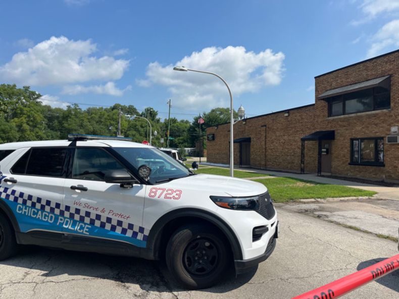 La policía de Chicago investiga a South Chicago Chapel después de que las autoridades descubrieran docenas de cuerpos en descomposición en el sótano de la funeraria, el viernes 7 de agosto de 2026. (AP Foto/Cybele Mayes-Osterman)