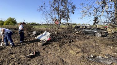 La zona donde se estrelló la avioneta en Borgond, Hungría, el 10 de septiembre de 2023. Foto suministrada por la policía húngara. (Policía húngara via AP)