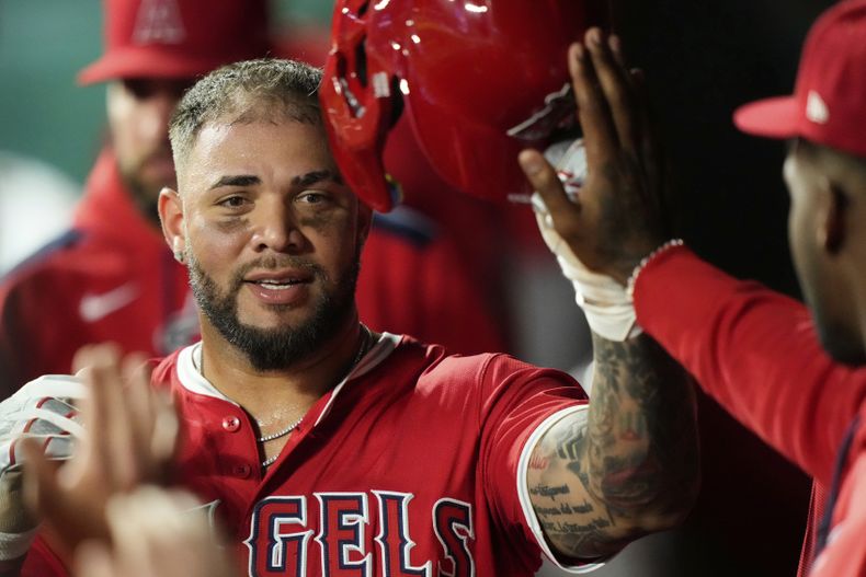 El cubano Yoán Moncada, de los Angelinos de Los Ángeles, celebra en la cueva tras anotar en un sencillo de Jo Adell ante los Reales de Kansas City, el miércoles 3 de septiembre de 2025 (AP Foto/Charlie Riedel)