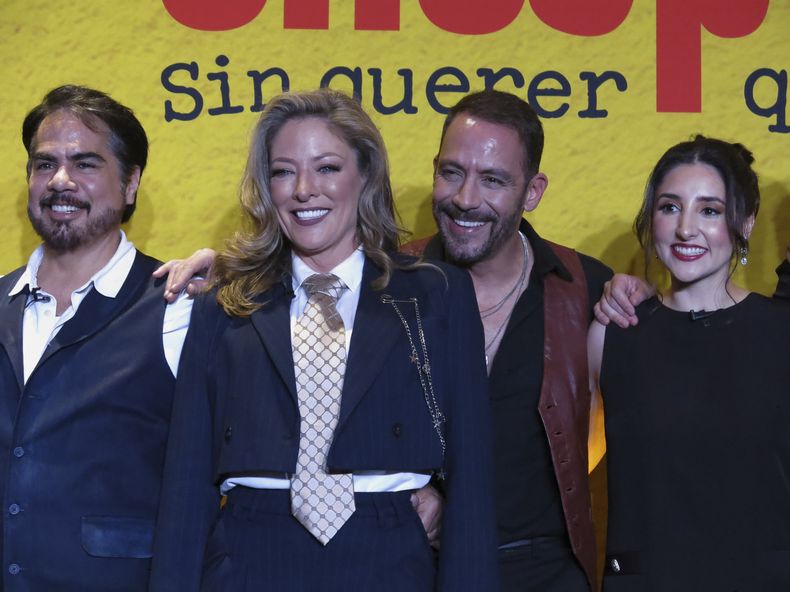 De izquierda a derecha los actores de la serie Chespirito: Sin querer queriendo Eugenio Bartilotti, Andrea Noli, Miguel Islas y Paola Montes de Oca posan durante una conferencia de prensa en la Ciudad de México el lunes 2 de junio de 2025. (Foto AP/Berenice Bautista)