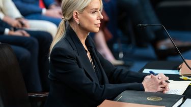 La secretaria de Justicia de Estados Unidos, Pam Bondi, comparece en una audiencia de supervisión ante el Comité Judicial del Senado, en el Capitolio, en Washington, el martes 7 de octubre de 2025. (AP Photo/Allison Robbert)