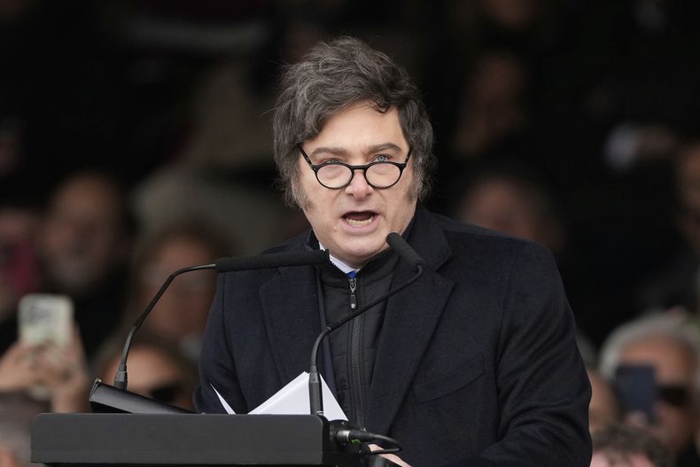 ARCHIVO - El presidente argentino Javier Milei habla durante la ceremonia de apertura de la exposición anual de la Sociedad Rural, en Buenos Aires, Argentina, el sábado 26 de julio de 2025. (AP Foto/Gustavo Garello, Archivo)