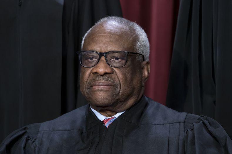 ARCHIVO - El juez asociado Clarence Thomas se une a otros miembros de la Corte Suprema para posar para un nuevo retrato grupal, en la sede de la Corte Suprema en Washington, el 7 de octubre de 2022. (AP Foto/J. Scott Applewhite, archivo)