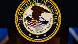 ARCHIVO – El logotipo del Departamento de Justicia de Estados Unidos en un podio antes de una conferencia de prensa, el 4 de mayo de 2026, en Washington. (AP Foto/Julia Demaree Nikhinson, Archivo)