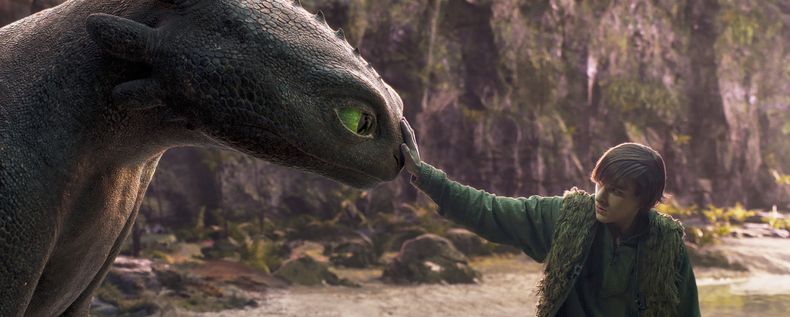 Esta imagen publicada por Universal Pictures muestra a Mason Thames en una escena de How to Train Your Dragon. (Universal Pictures via AP)