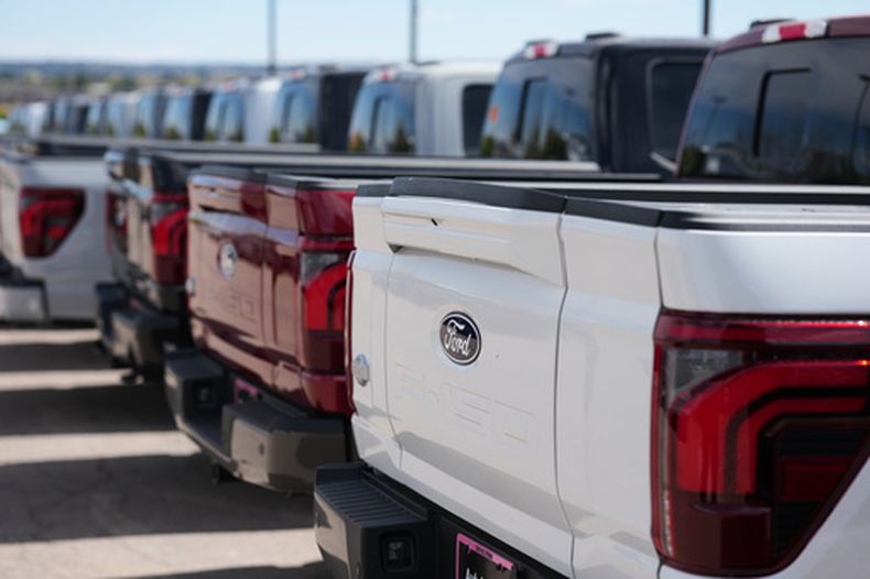 Camiones pickup Ford F-150 en un concesionario en Centennial, Colorado, el 12 de abril del 2026. (AP foto/David Zalubowski)