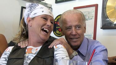 Trump se burla de Biden al retuitear parodia