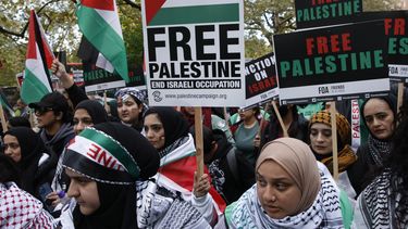 Manifestantes con banderas y pancartas marchan en apoyo a los palestinos en Londres, sábado 21 de octubre de 2023. Los letreros dicen Libertad a Palestina. Terminar la ocupación israelí. La guerra entre Hamas e Israel sigue remeciendo al mundo. (AP Foto/David Cliff)