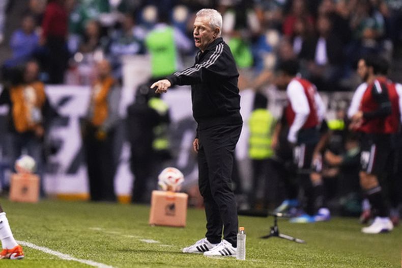 El entrenador de México, Javier Aguirre, gesticula durante un partido de fútbol amistoso internacional contra Ghana en Puebla, México, el viernes 22 de mayo de 2026. (Foto AP/Fernando Llano)