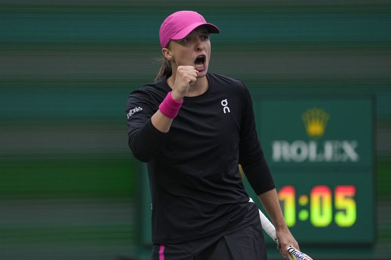 Iga Swiatek, de Polonia, celebra el ganar un punto en contra de Marta Kostyuk, de Ucrania, durante la semifinal del torneo de tenis Abierto de Indian Wells, el viernes 15 de marzo de 2024, en Indian Wells, California. (AP Foto/Mark J. Terrill)