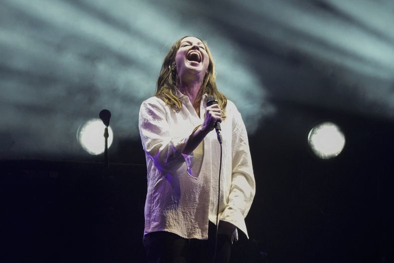 Alanis Morissette durante su concierto en el festival Corona Capital de la Ciudad de México el viernes 17 de noviembre de 2023. (Foto AP/Eduardo Verdugo)
