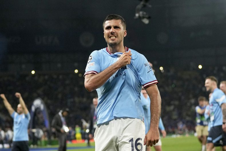 El volante español Rodrigo del Manchester City celebra tras anotar el gol para la victoria 1-0 ante el Inter de Milán en la final de la Liga de Campeones, el sábado 11 de junio de 2023, en Estambul. (AP Foto/Francisco Seco)